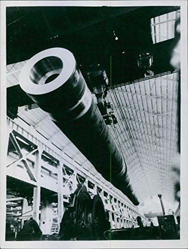 תצלום וינטג 'של נוף של אקדח ענק המורכב במפעל לנשק אמריקני. 1942.