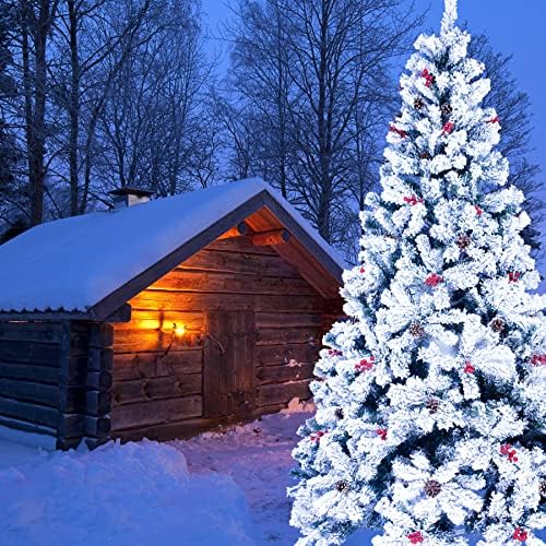 עץ חג המולד של שלג נוהר עץ חג המולד 7.5 רגל עץ עץ אורן צירים מלאכותי עם חרוטים אורנים וגרגרי יער אדומים.