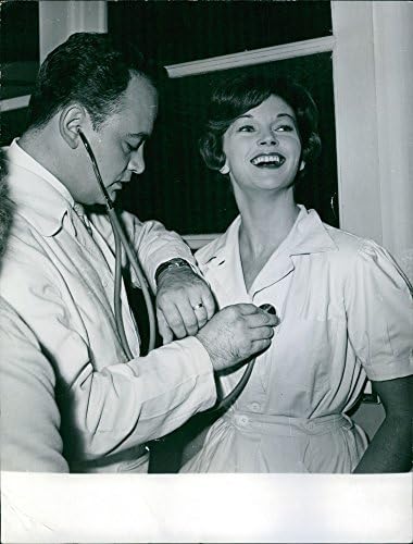 צילום וינטג 'של ריימונד פלגרין כרופא בודק פעימות לב של שחר אדימס, 1958